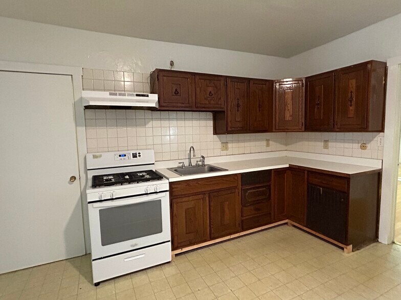 Kitchen p3 - 191 Zerby Ave
