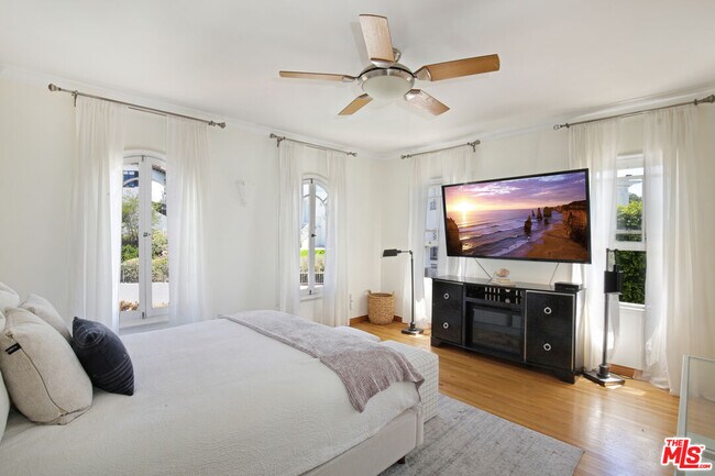 Building Photo - 6538 Cahuenga Terrace