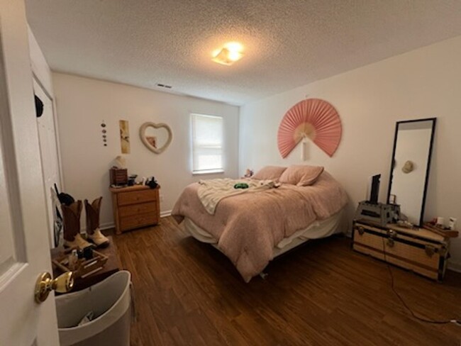 Building Photo - 2 Bed / 1 Bath Duplex – Close to Base!