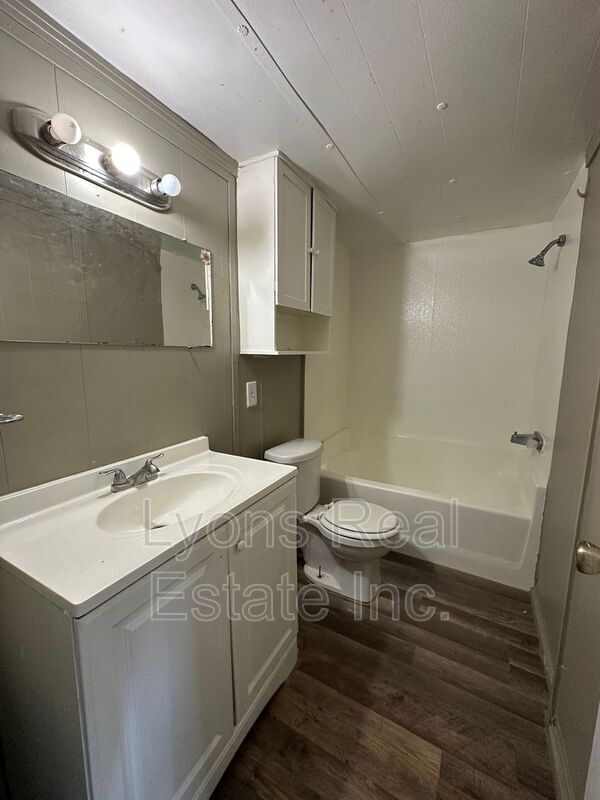 Building Photo - 8086 Heck Dr