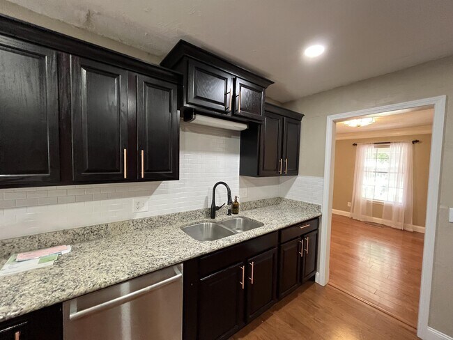 Building Photo - 1304 Pine Oak Dr