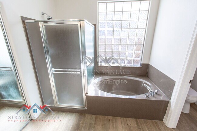 Building Photo - 661 E Julian Dr