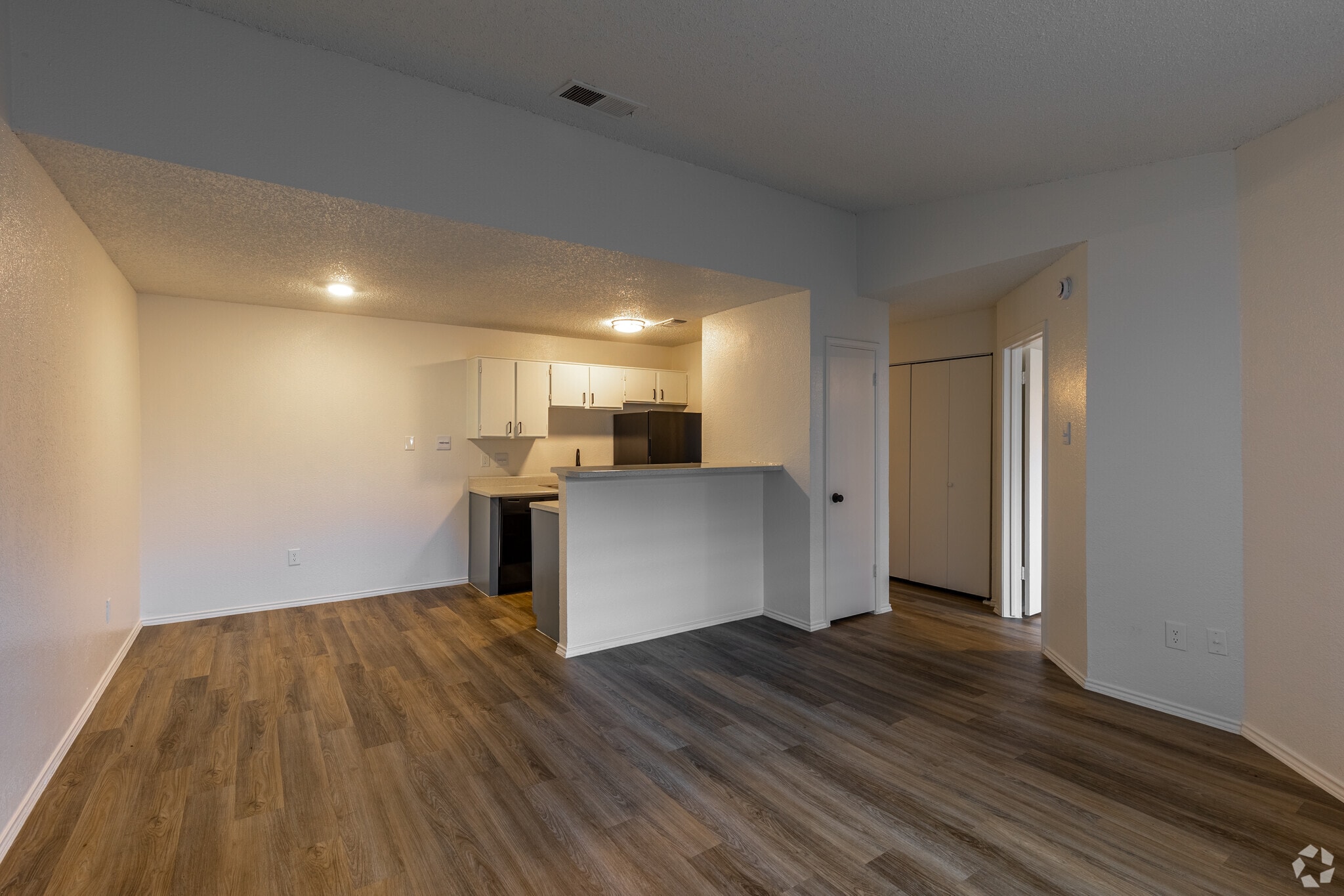 1BR, 1BA - 627SF - Living Room - Eagle Creek Landing Apartments