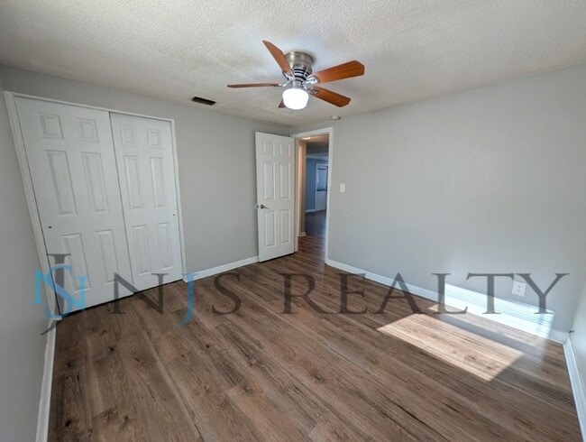 Building Photo - Fabulous 3/1/1 980 Sq. Ft. with NEW AC, NEW flooring, UPDATED kitchen & bath with GRANITE counter...