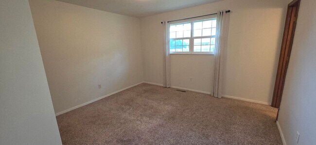 Building Photo - 3 Bedrooms! 2 Living areas! close to Mall! $1695