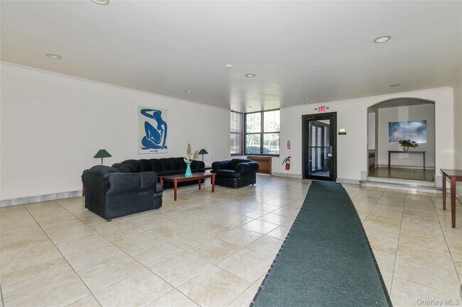 Building Photo - 150 S Middle Neck Rd