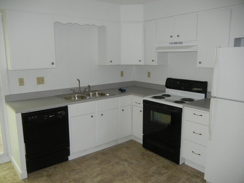 Building Photo - 2104 Emerson Ave