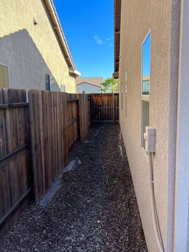 Building Photo - Almost New Home!