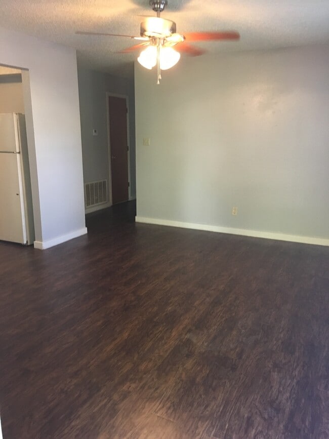 Building Photo - Cozy 2Br/1Ba House tucked away just off SW...