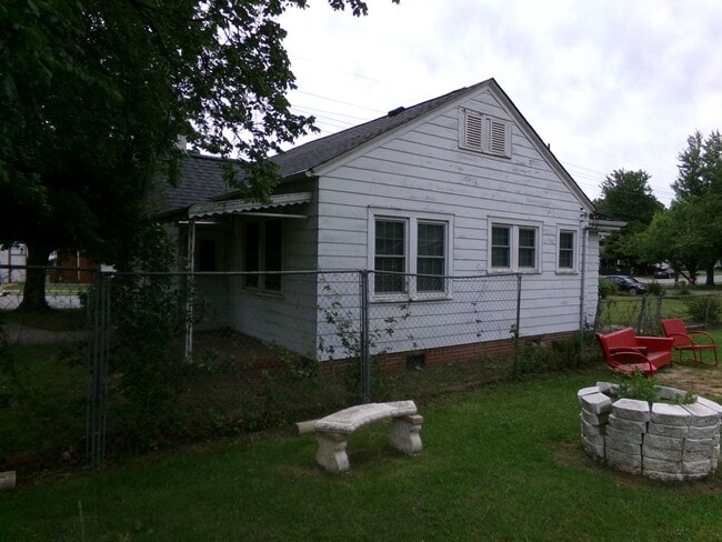 Building Photo - Spacious 3-Bedroom 2-Bathroom Home