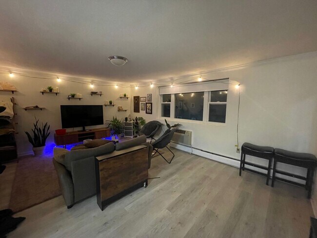 Building Photo - Charming 2 Bedroom-No Broker Fee