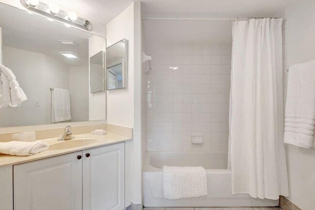 Building Photo - 1400 Crestwood Ct S