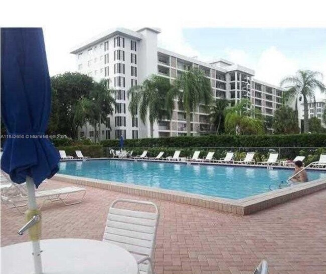 Building Photo - 3150 N Palm Aire Dr