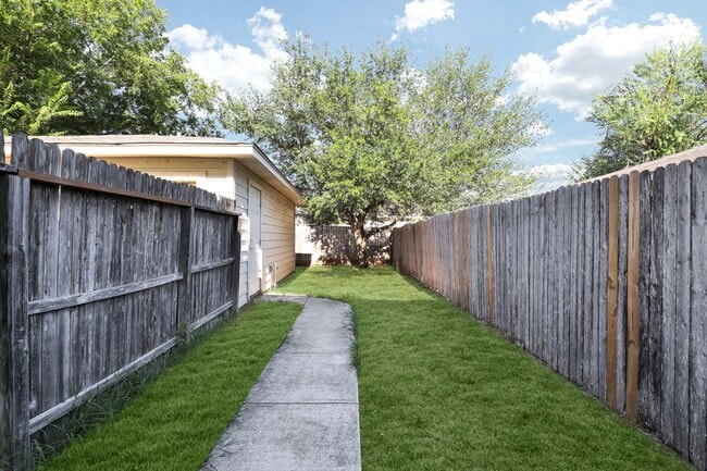 Building Photo - 10302 Lateleaf Oak