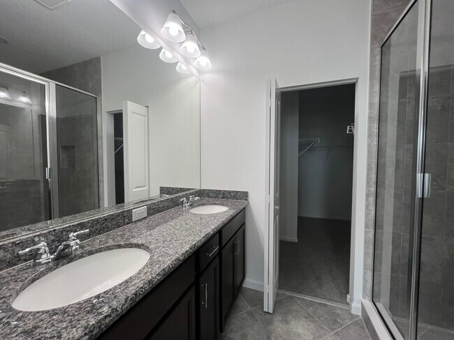 Building Photo - 4910 Longwood Lake Sq