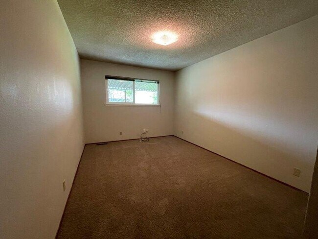 Building Photo - Desired Greenhaven 4 Bedroom