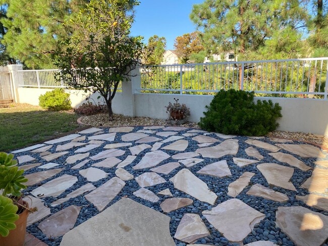 Building Photo - 3 Bed 2.5 House w/ 2 Car Garage in Prime Eastlake Location