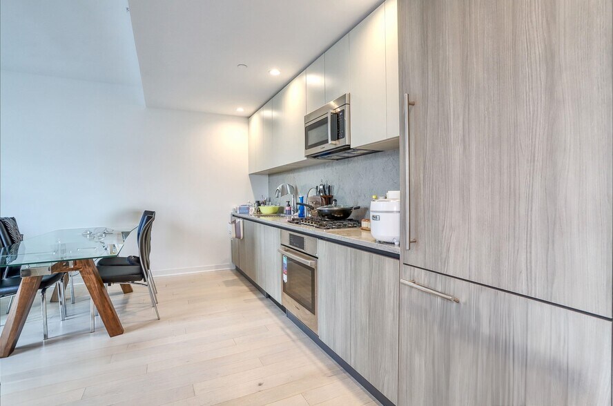 Building Photo - 151 Bay St