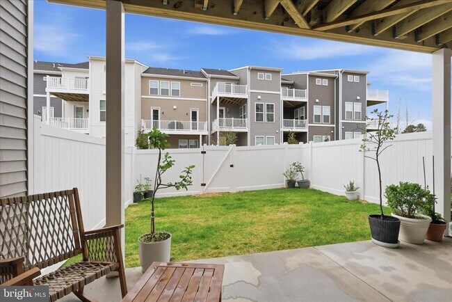 Building Photo - 9507 Maidenhair Ave
