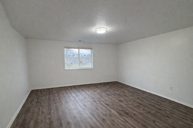 Building Photo - Freshly Updated 4-Bedroom Kennewick Rental – Available Now