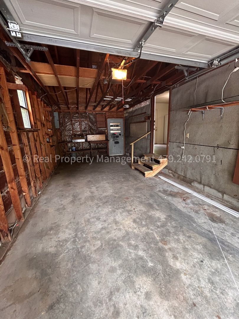Building Photo - 526 E El Paso St