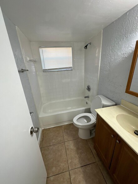 Building Photo - 712 Eaverson St