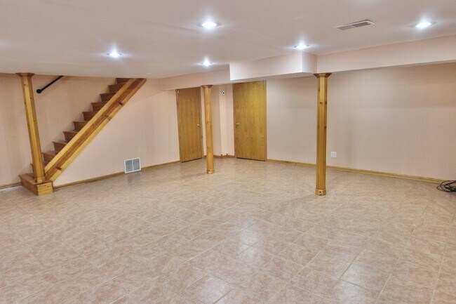 Building Photo - 7108 W Niles Ave