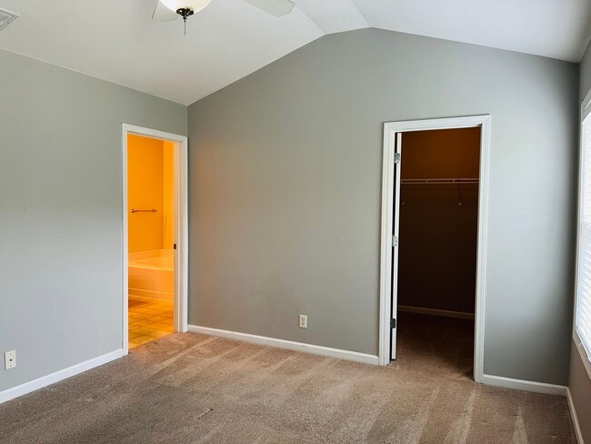 Building Photo - HOA community, swim/tennis, 2 bed, 2bath, ...