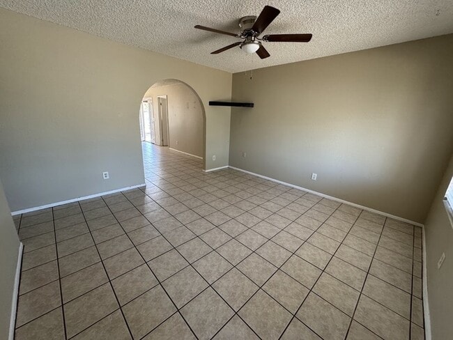 Building Photo - Peoria 3br House with Garage