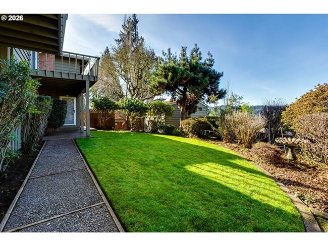 Building Photo - 2-Bedroom 1 1/2- bathroom Townhouse style duplex.