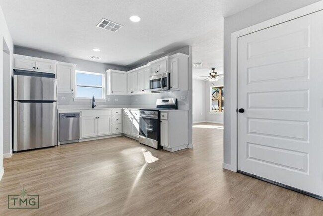 Building Photo - Newly Remodeled 2 Bed Duplex – Prime Broken Arrow Location!