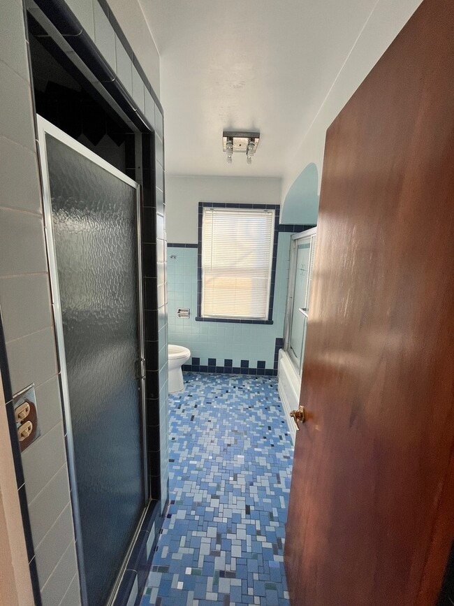 Building Photo - 2553 W North Shore Ave