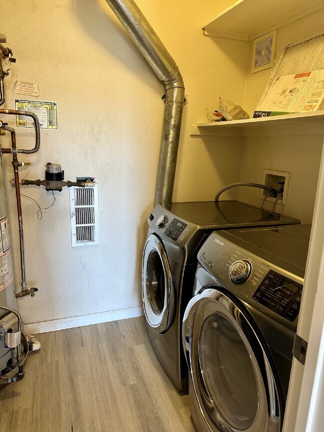 Building Photo - **MOVE IN SPECIAL** on this updated 2Bed/2...