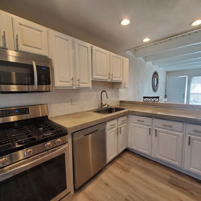Building Photo - 2 Bedroom Townhome with Pool and Clubhouse/Centrally Located!!