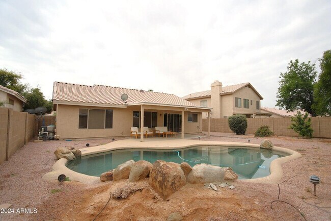 Building Photo - 1130 W Raven Dr