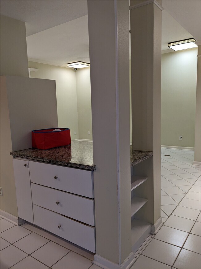 Building Photo - 635 Avery Dr