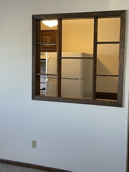 Kitchen/Livingroom Divider - 302 Galvin Rd N