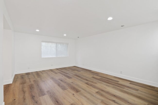 Building Photo - Rehabbed Newport Beach Townhome