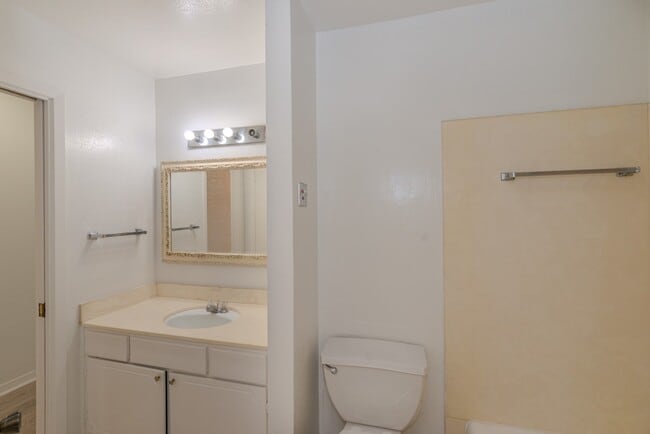 Building Photo - 5975 Townhouse Ln