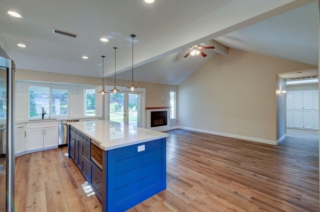 Building Photo - 8241 N Yorktown Dr