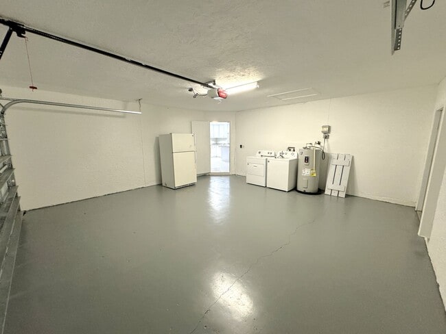 Building Photo - ** NORTH NAPLES ** 3 BED / 2 BATH - FENCED YARD - NO HOA! - PET OK - ANNUAL RENTAL