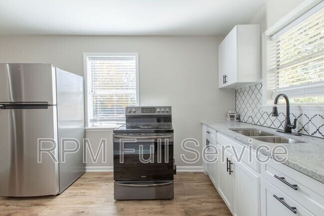 Building Photo - 1002 N Maple St