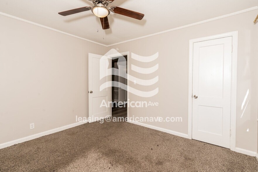 Building Photo - 3054 Somerset Dr