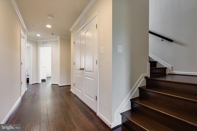 Building Photo - 7201 Thackley Way