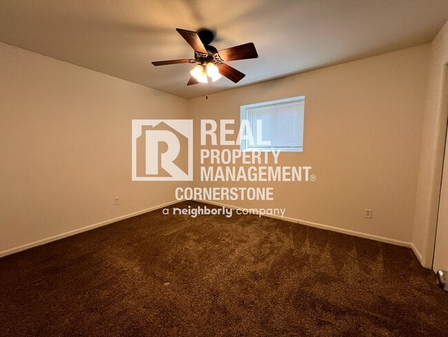 Building Photo - Move In Ready Townhome
