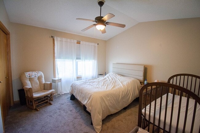 Building Photo - Stewartville Townhome with Attached Garage