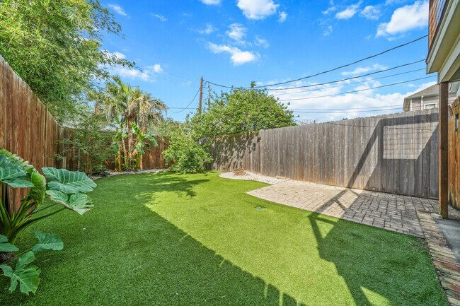 Building Photo - 513 W 22nd St