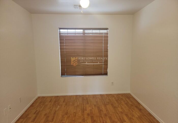 Building Photo - 3133 W Huntington Dr