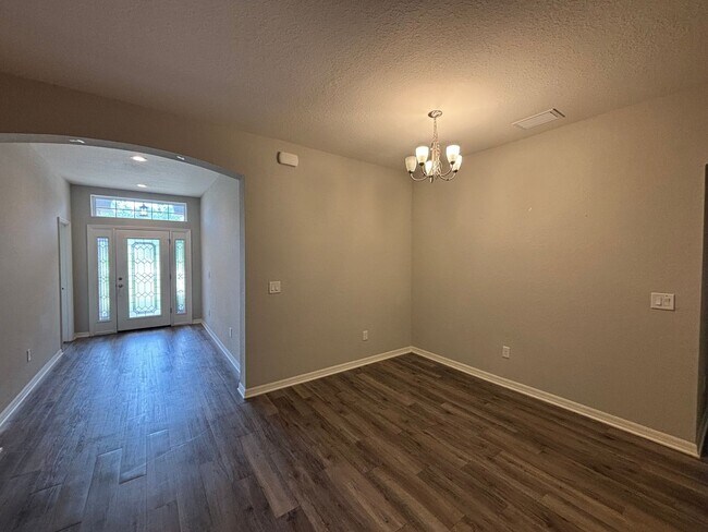 Building Photo - 4 bedroom / 3 bath in great neighborhood - WON'T LAST!