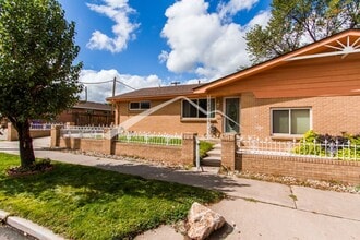 Building Photo - 1/2 Duplex with Central AC and Fenced Yard
